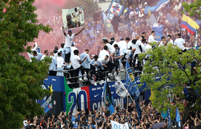 FIGC、優勝パレードでテオ・エルナンデスを侮辱する旗を掲げたダンフリースとインテルに4000ユーロの罰金処分を科す