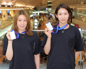 バレー女子日本代表が帰国　ＮＬで初の銀メダルの快挙　古賀主将「小さい日本がここまで。素晴らしいこと」