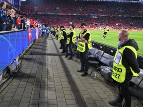 ポルトガルvsトルコでは観客5人が乱入…UEFAがEUROでの対策を強化へ