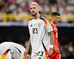 「なんて格好良いんだ！」「恥ずかしくないのか？」ドイツ代表MFの奇抜なヘアカラーに賛否の声！「ゲームのキャラクターみたい」