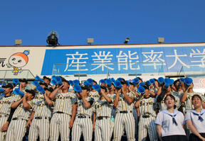 横浜隼人の３年生たちのスタンド最上段からの「栄冠は君に輝く」大合唱に大きな拍手／神奈川の画像