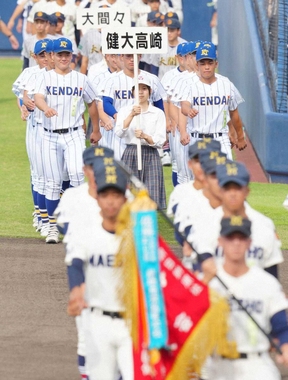【高校野球】春日本一の健大高崎が開会式に登場　青柳監督「投手陣が成長」　4投手がベンチ入りの画像