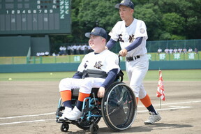 プレーはできなくても　野球愛胸に、車椅子で行進　奈良・五條高の画像