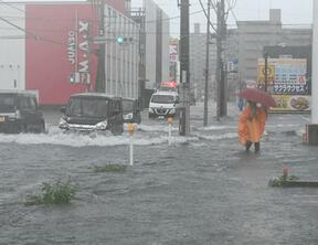 「まるで川みたい」島根県東部中心に大雨、道路が冠水　雨水が波のよう、土のう２０個で防壁　松江市で床下浸水１件