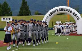 高校野球岩手大会が開幕、５５チームが入場行進　連覇狙う花巻東などに注目の画像