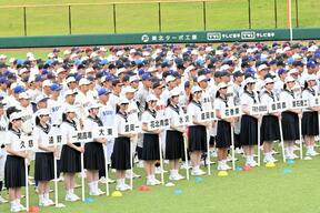 高校野球岩手大会が開幕　開会式で花巻東・佐々木秋羽さんが先導の画像