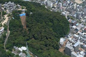松山城の土砂崩れ、山頂の天守近くでは昨年の大雨影響で復旧工事中の画像