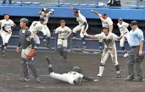 雨中の熱戦、劇的サヨナラ　千葉明徳、銚子商下す　4試合が継続試合に　第106回全国高校野球　千葉大会　第4日の画像