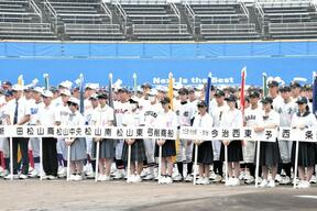 高校野球愛媛大会、開会式で選手ら入場行進「チャレンジの夏に」の画像