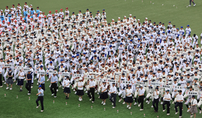 ４６チーム 力強く行進　全国高校野球長崎大会が開幕　試合は悪天候で順延の画像