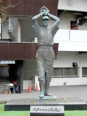 旭川スタルヒン球場開場40年、スタルヒン像の言い伝えは本当？の画像